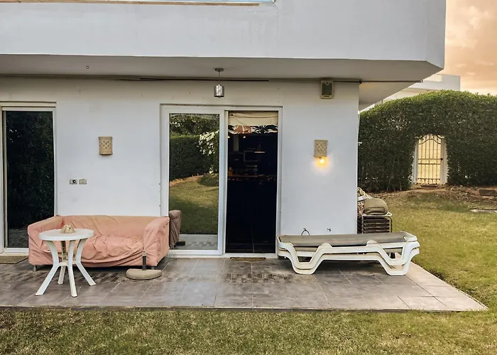 Family-Friendly Beach Getaway With Jacuzzi-Garden-Resort And Mountain Views